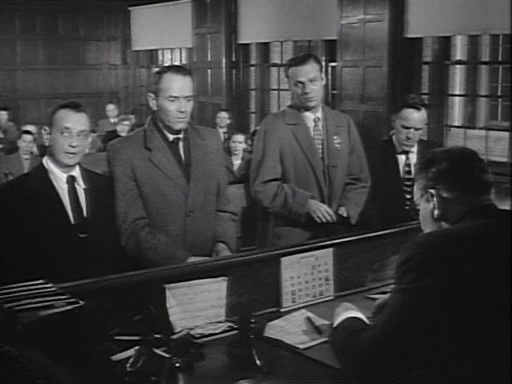 falsoculpablecapt2 zpse2c072ee - Falso culpable (1956) [Hitchcock] [DvdRip] [Esp] [Intriga]